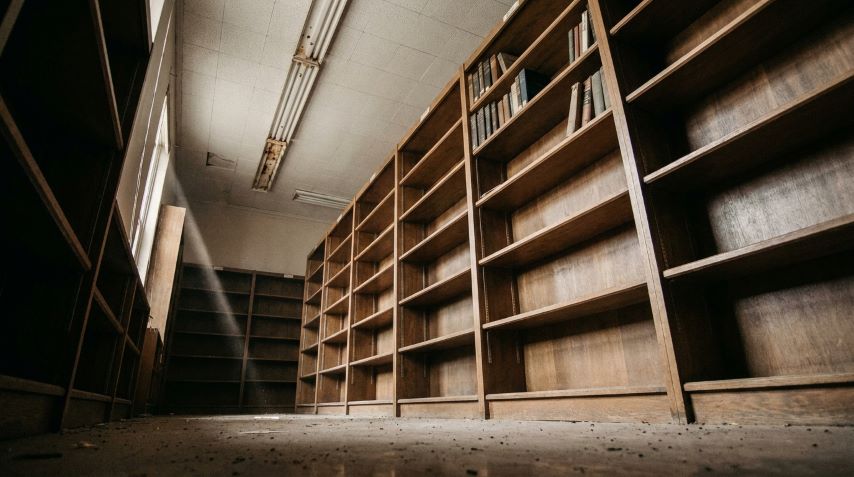 perspektif rak perpustakaan kosong sebagai dampak penyusutan anggaran pendidikan 2026